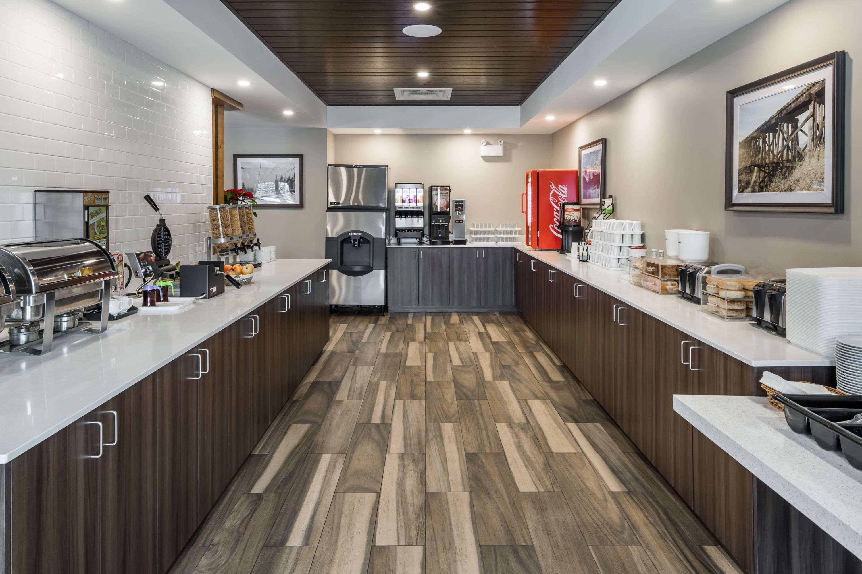 Ramada By Wyndham Revelstoke Hotel Exterior foto