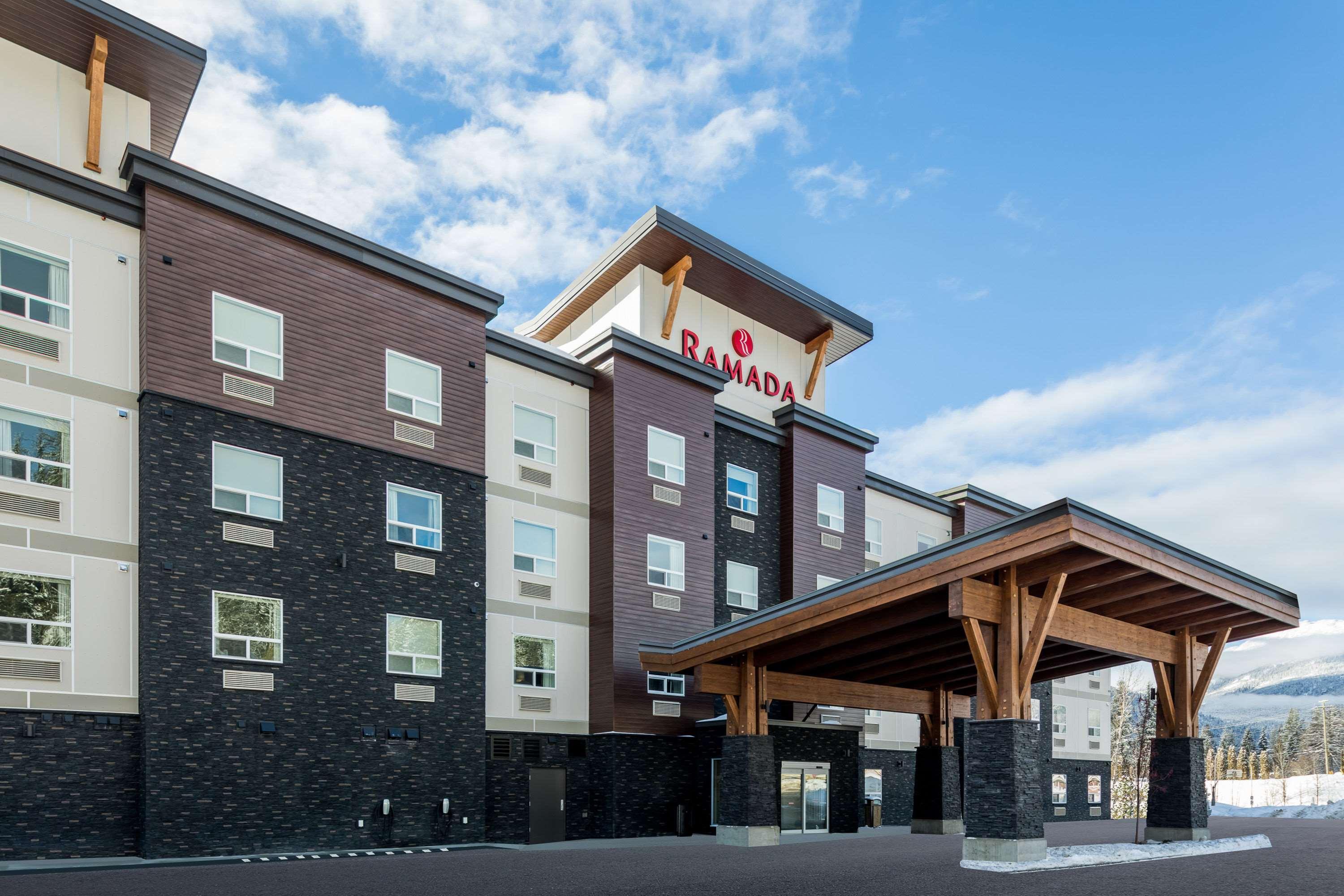 Ramada By Wyndham Revelstoke Hotel Exterior foto