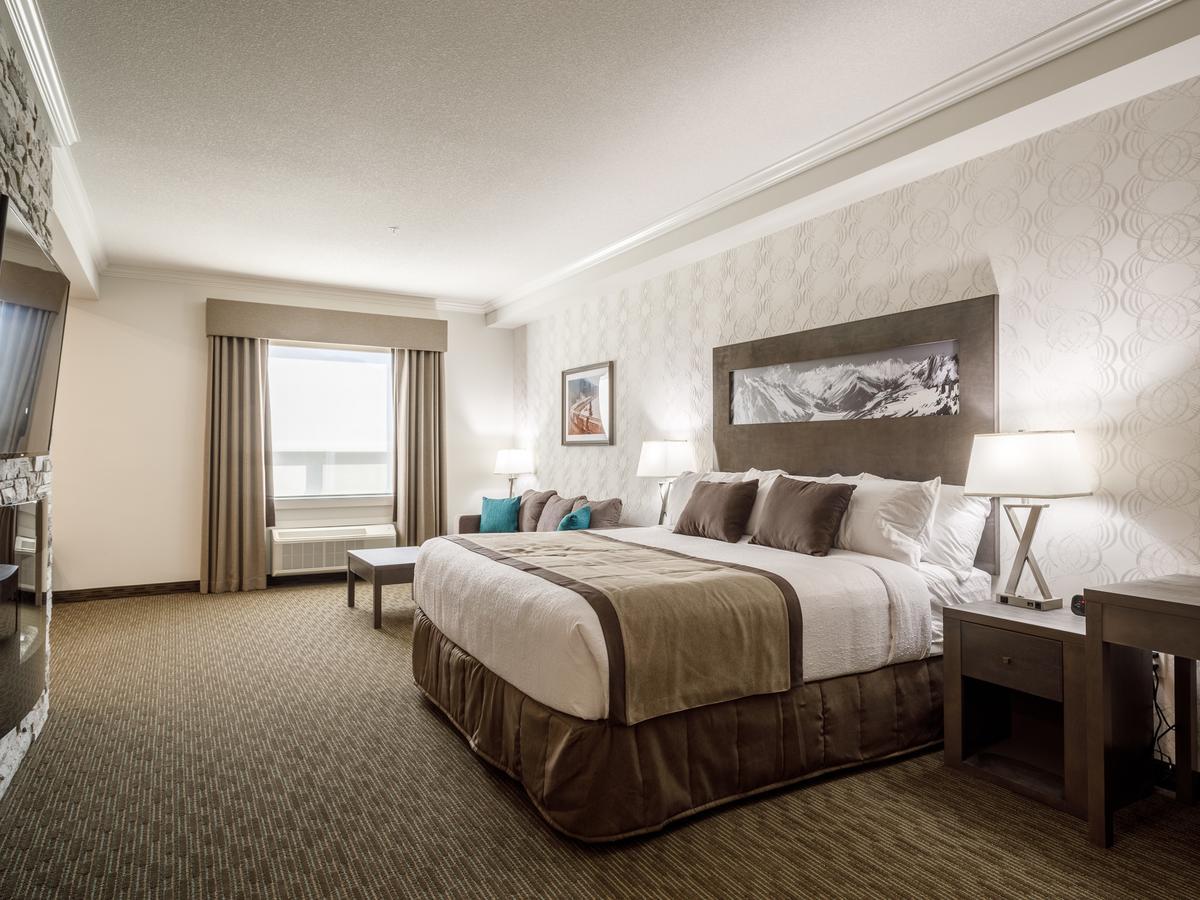 Ramada By Wyndham Revelstoke Hotel Exterior foto