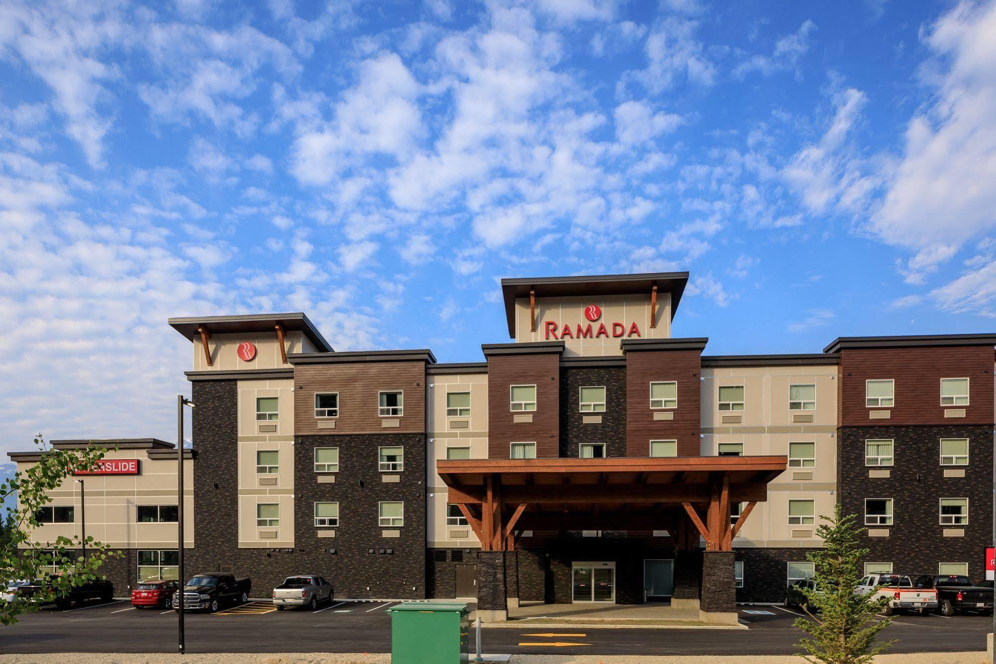 Ramada By Wyndham Revelstoke Hotel Exterior foto