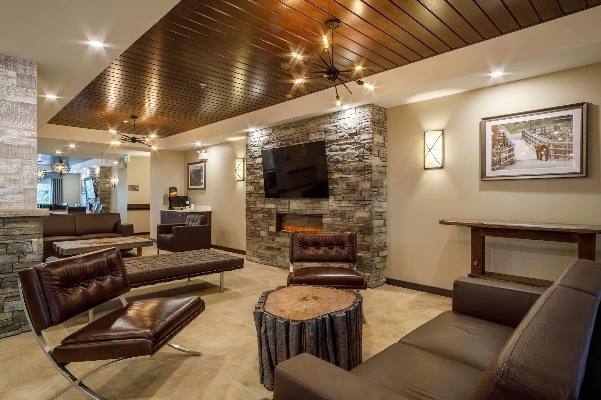 Ramada By Wyndham Revelstoke Hotel Exterior foto
