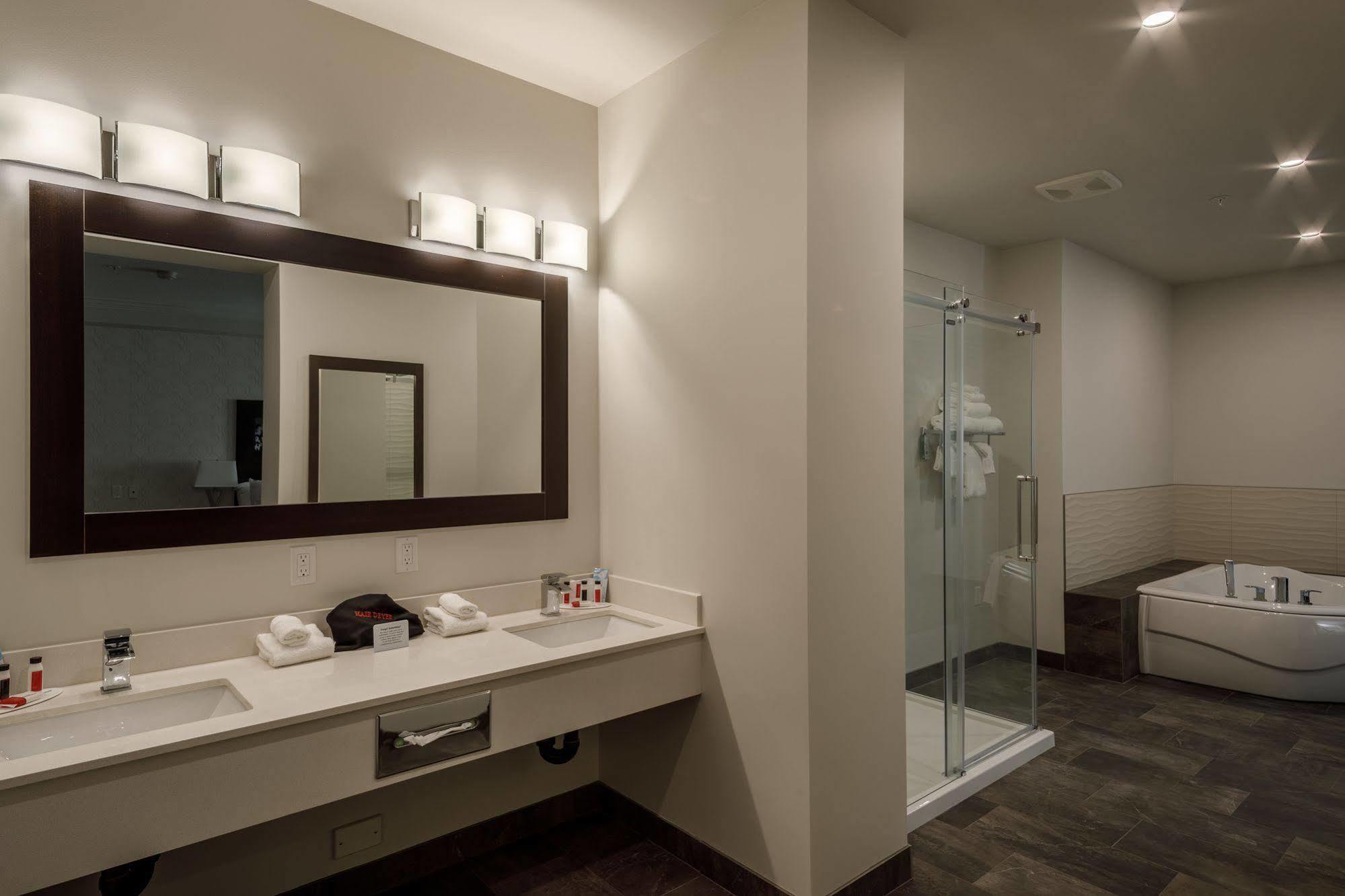 Ramada By Wyndham Revelstoke Hotel Exterior foto