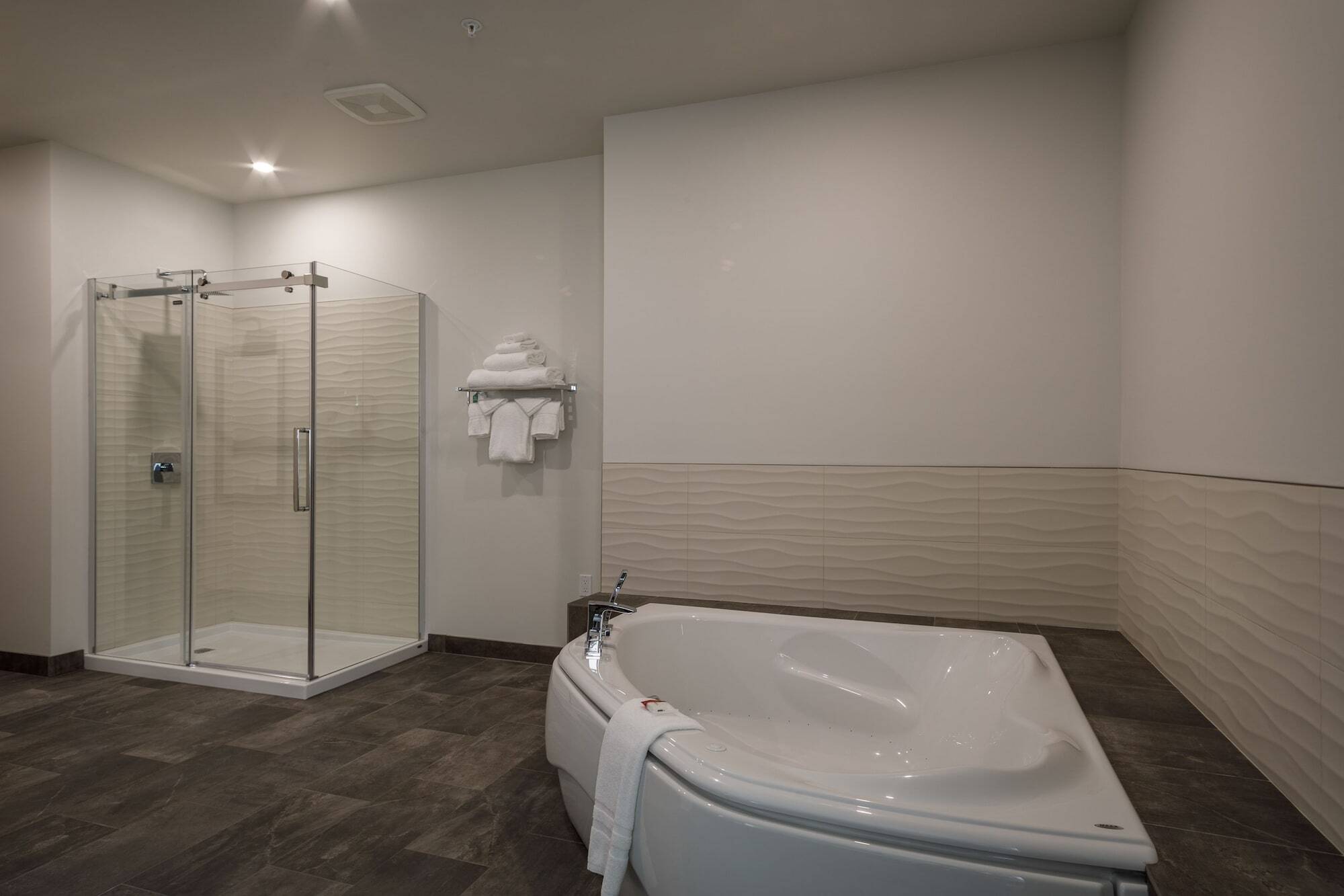 Ramada By Wyndham Revelstoke Hotel Exterior foto