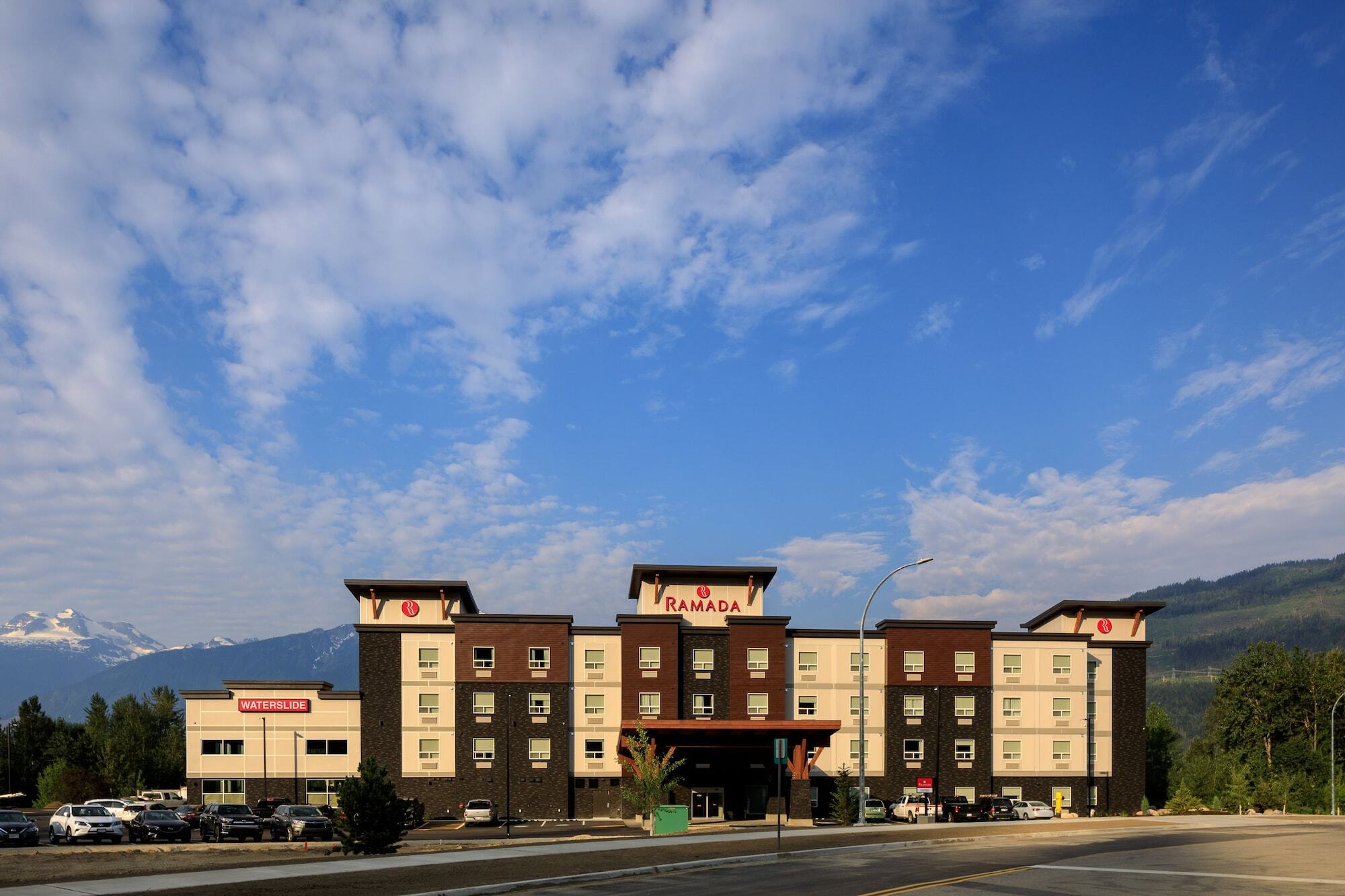 Ramada By Wyndham Revelstoke Hotel Exterior foto
